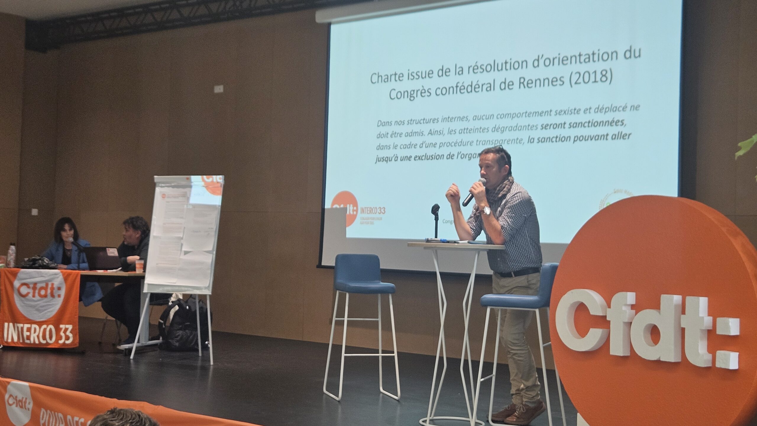 Fabrice Casareggio présente la charte d’engagement pour la prévention des violences sexistes et sexuelles avant signature par le syndicat Interco33